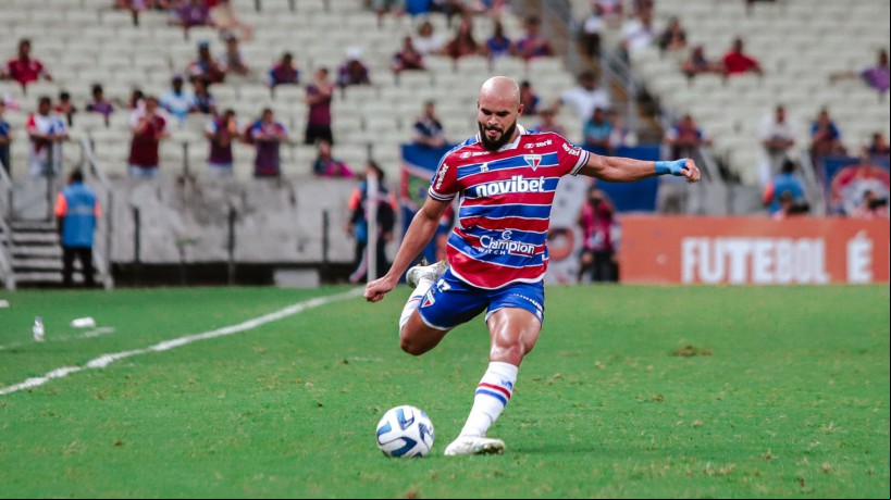 Volante Zé Welison no jogo Fortaleza x San Lorenzo, na Arena Castelão, pela Copa Sul-Americana 2023