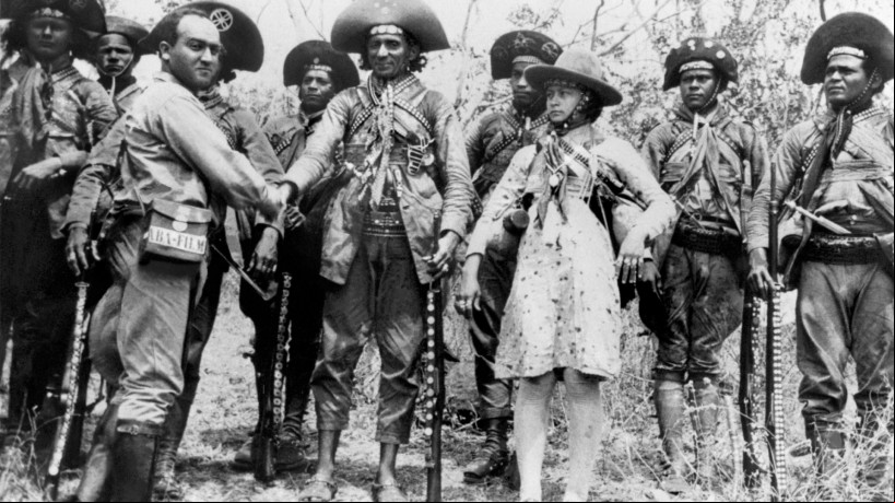 Cangaceiros (em segundo plano) e Benjamin Abrahão, Lampião e Maria Bonita