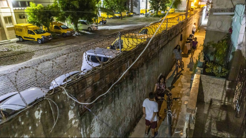 ￼MURO separa a Vila Almirante de complexo operacional dos Correios