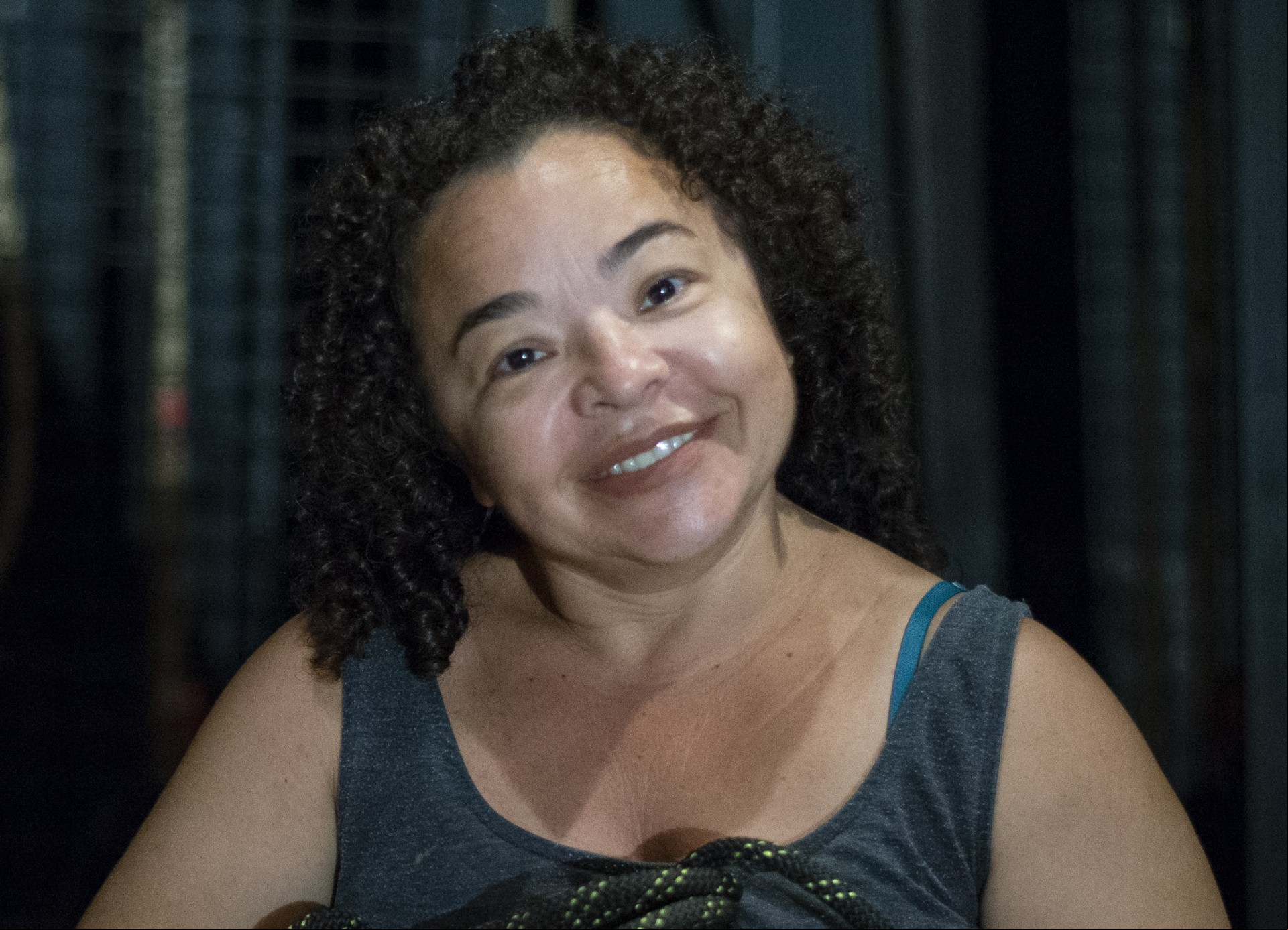 Atriz e bailarina Sâmia Bittencourt ministra oficina da acrobacia cênica no Vila das Artes 