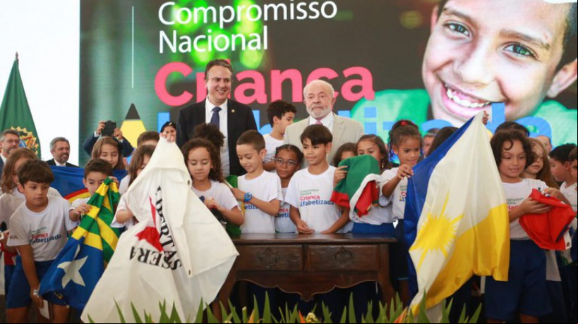 PRESIDENTE Lula e o ministro
Camilo Santana lançaram o programa