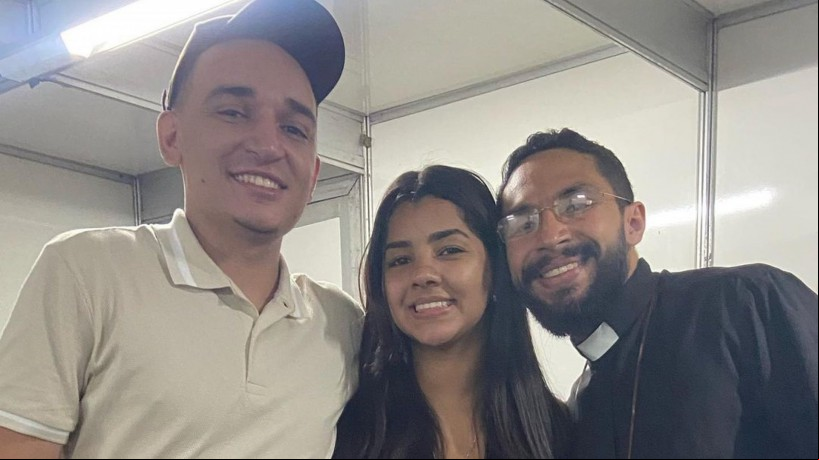 Padre Maciel de Sousa abençoou João Gomes e Ary Mirelle pelo primeiro filho do casal
