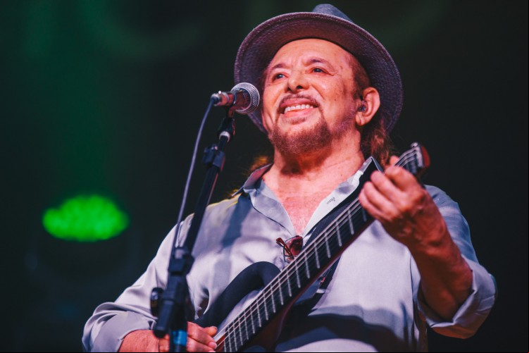 Geraldo Azevedo faz show gratuito na programação do Encontro Sesc Povos do Mar em Jericoacoara neste fim de semana
