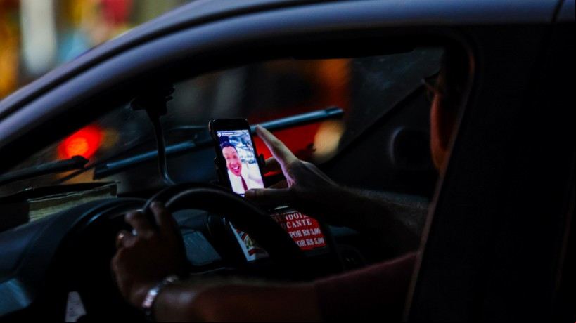 Uso do celular no trânsito é proibido por lei e aumenta risco de acidentes