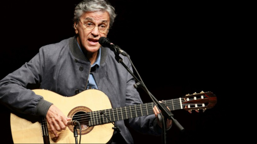 Caetano Veloso pede R$ 1,3 milhão de indenização em ação contra Osklen por uso indevido de imagem