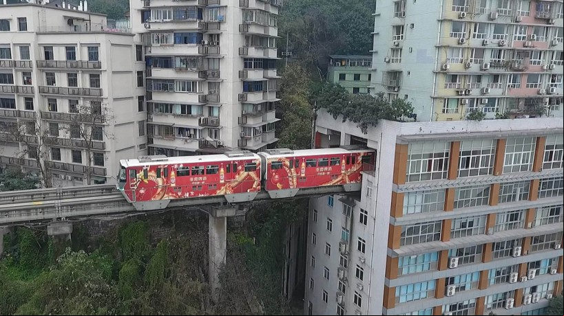 O trem a dentro de prédio, em Chongqing, na China