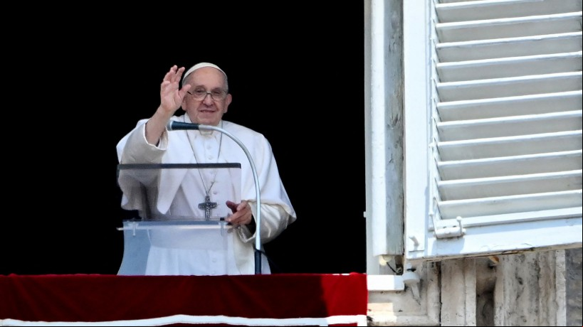 O Papa Francisco se dirige à multidão da janela do palácio apostólico com vista para a praça de São Pedro durante a oração do Angelus no Vaticano em 18 de junho de 2023. O Papa Francisco em 18 de junho de 2023 condenou o