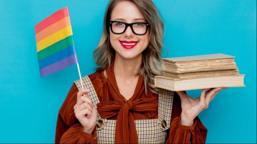 Aprofunde-se no contexto histórico da comunidade por meio dos livros (Imagem: Masson | ShutterStock)