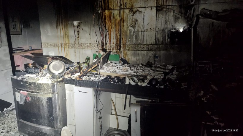 Teto desabou sobre móveis da cozinha e causou danos materiais