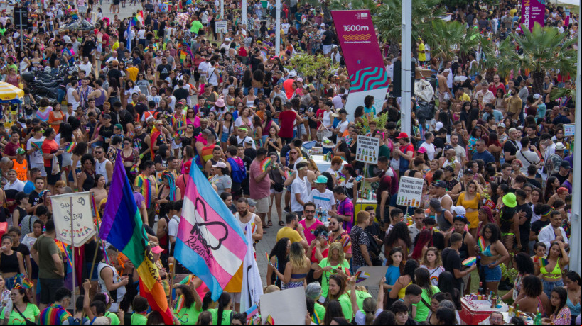 Parada LGBTQIA com muita diversidade e alegria nas ruas da Praia de Iracema