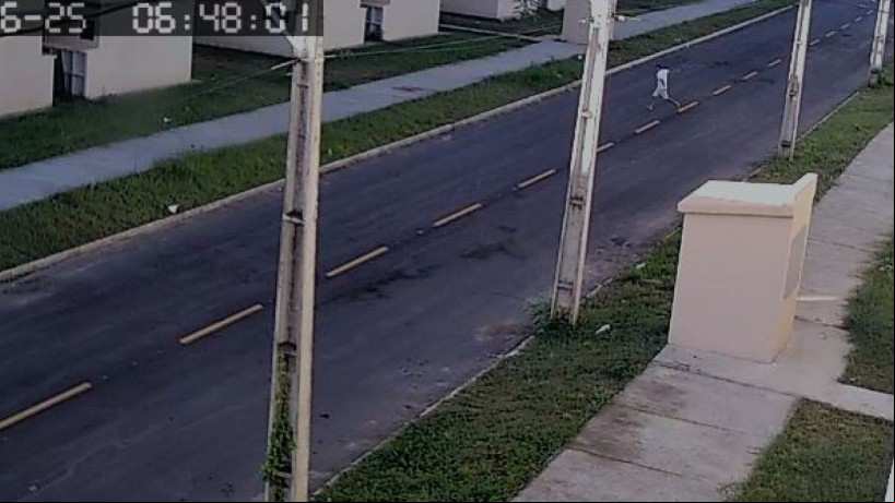 Video mostra momento em que o suspeito atira contra o prédio residencial