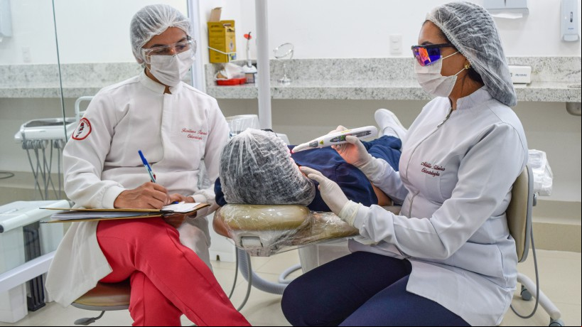 Os atendimentos sÃ£o executados por professores e alunos do curso de Odontologia da UniAteneu que estÃ£o entre o 5Âº ao 10Âº semestres 