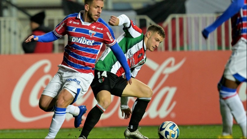 Volante Lucas Sasha e atacante Barticciotto disputam lance no jogo Palestino x Fortaleza, no estádio El Teninete, pela Copa Sul-Americana 2023