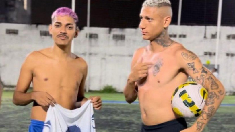 Jogador Richarlison e influencer Pobretion em jogo amador disputado em Fortaleza