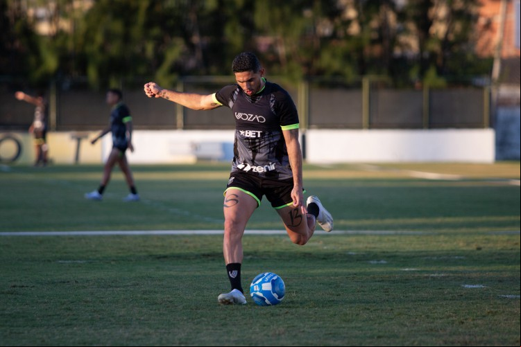 Lateral-esquerdo Danilo Barcelos em treino do Ceará no estádio Carlos de Alencar Pinto, em Porangabuçu