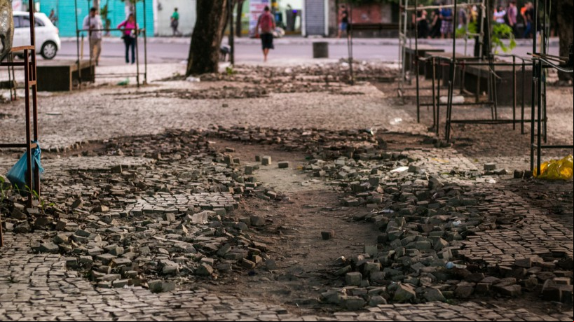 ￼BURACOS no chão dificultam caminhada na Praça da Lagoinha