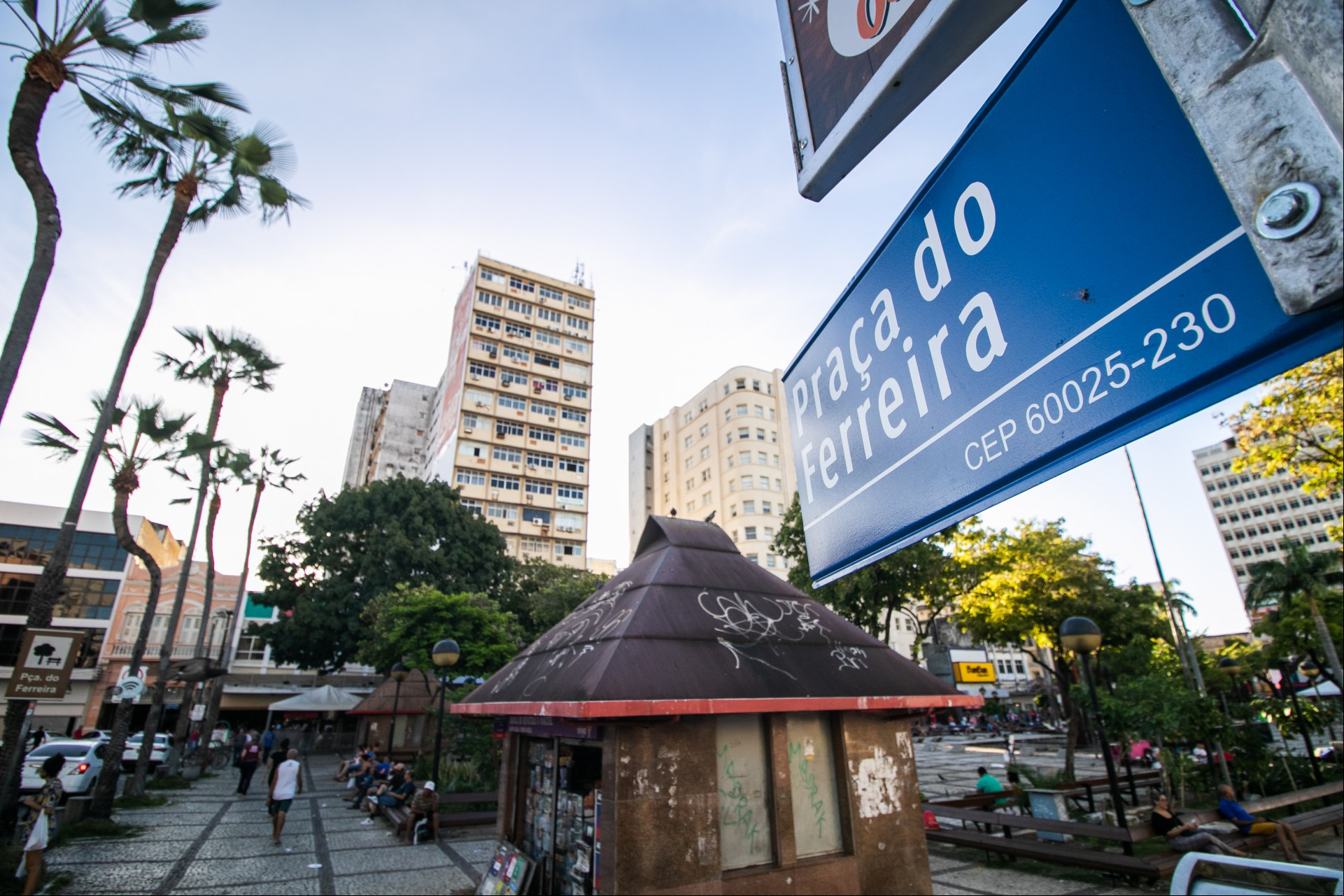 Praça do Ferreira tem bancos quebrado e lixo espalhado pelo chão Praça do Ferreira tem bancos quebrado e lixo espalhado pelo chão