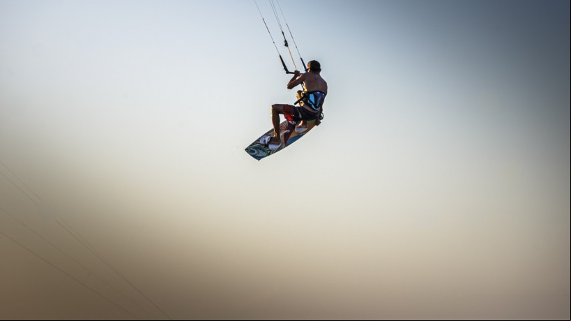 Kitesurf é um dos esportes aquáticos que mais atrai turistas ao Ceará.