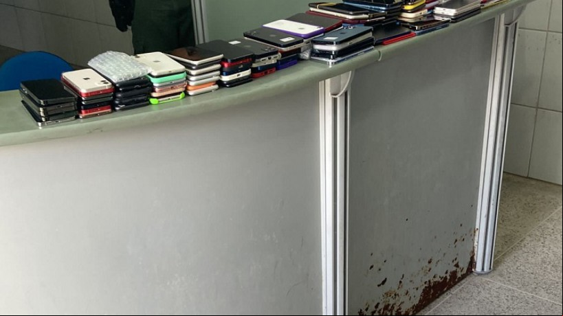 Parte dos aparelhos encontrados no veículo