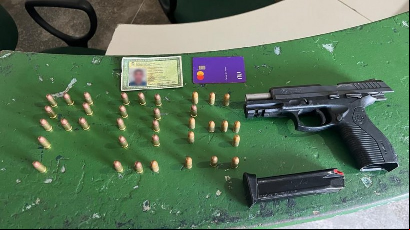 Arma e munições apreendidas na operação da Polícia Militar neste domingo, 16