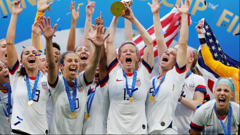 Futebol - Final da Copa do Mundo Feminina - Estados Unidos x Holanda - Groupama Stadium, Lyon, França - 7 de julho de 2019 Megan Rapinoe dos EUA e companheiros de equipe comemoram a conquista da copa do mundo feminina com o troféu