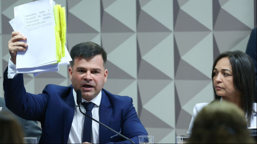 Ex-diretor-geral da PRF, Silvinei Vasques, na MI dos atos golpistas de 8 de janeiro, sob olhar de Eliziane Gama