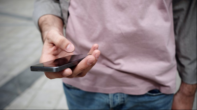 Usar o smartphone na rua requer cuidados adicionais de segurança Usar o smartphone na rua requer cuidados adicionais de segurança