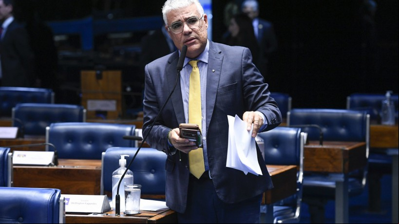 Para o senador Eduardo Girão, as fotos foram "planejadas e coreografadas, no interior do Palácio do Planalto, demonstrando familiaridade com aqueles que se encontravam no ambiente"