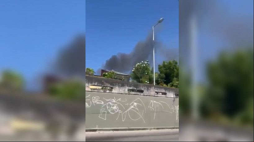 Fumaça pôde ser vista nas vias próximas ao local do incêndio