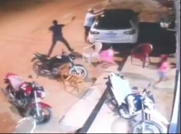 CÂMERAS de vigilância registraram o momento do crime
 