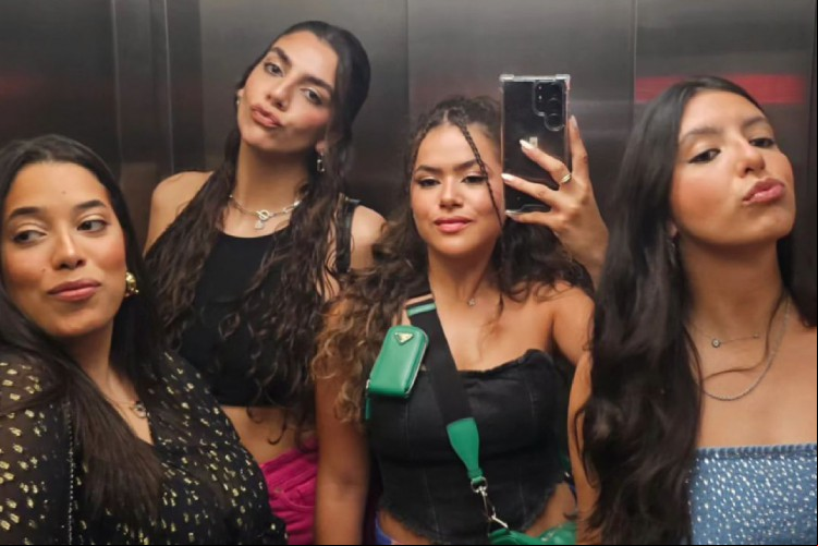 Por volta de meia-noite deste sábado, Maísa publicou no Instagram uma foto com três amigas em um elevador, após uma noite de festa Por volta de meia-noite deste sábado, Maísa publicou no Instagram uma foto com três amigas em um elevador, após uma noite de festa