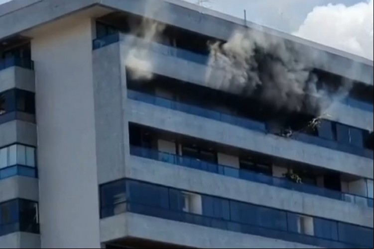 Vizinhos filmaram fumaças saindo pela janela do apartamento no Recife atingido por incêndio na manhã deste sábado, 29 Vizinhos filmaram fumaças saindo pela janela do apartamento no Recife atingido por incêndio na manhã deste sábado, 29