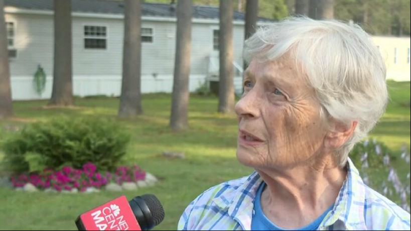 Marjorie Perkins, moradora da cidade de Brunswick, em Maine, lutou contra um adolescente que ameaçou esfaqueá-la