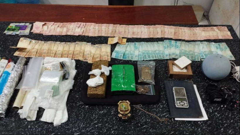 Homem que comprava drogas durante o flagrante também foi levado à delegacia