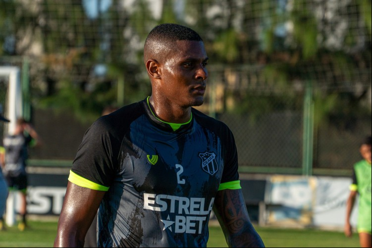 Atacante Cléber em treino do Ceará no estádio Carlos de Alencar Pinto, em Porangabuçu