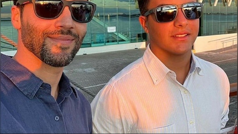Marcelo Sangalo e pai Daniel Cady em visita ao navio-veleiro, em Salvador