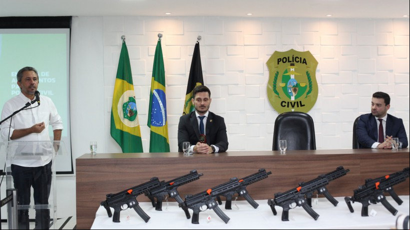 Governador Elmano de Freitas (PT) entrega armas pesadas à Polícia Civil durante solenidade nesta terça-feira, 8