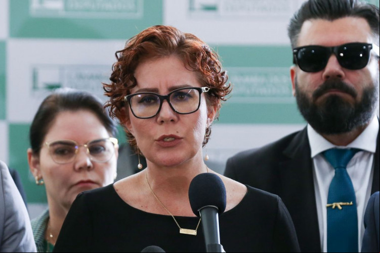 A deputada Carla Zambelli (PL-SP) estava presente na conversa de Bolsonaro com o hacker sobre invadir o sistema das urnas eletrônicas A deputada Carla Zambelli (PL-SP) estava presente na conversa de Bolsonaro com o hacker sobre invadir o sistema das urnas eletrônicas