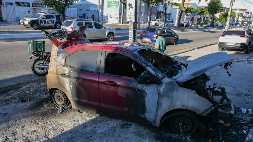 Briga entre facções no Grande Pirambu terminou com três carros incediado na Av. Leste Oeste, no último dia 10 de agosto