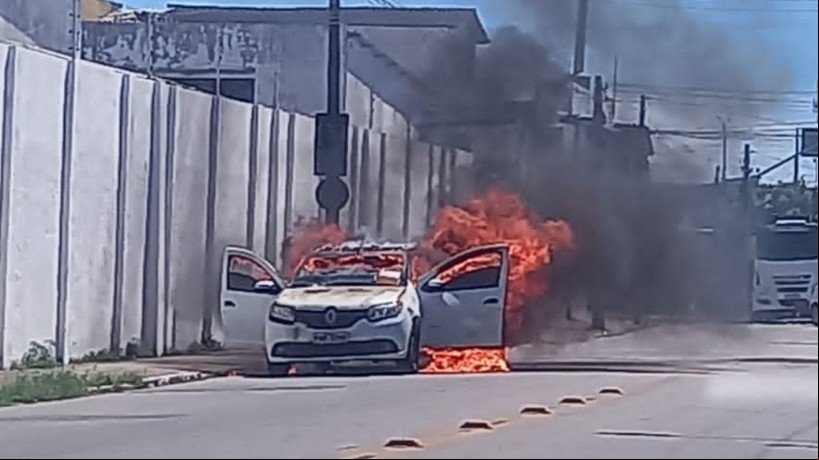 Carros foram incendiados em ataques criminosos nos bairros Carlito Pamplona e Pirambu, em Fortaleza, em agosto de 2023