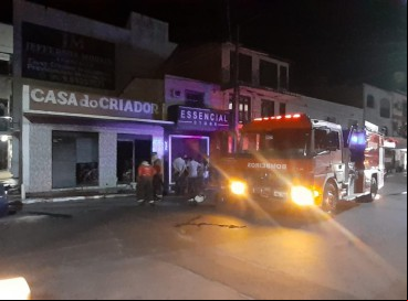 O incêndio iniciou por volta das 21h05min 
