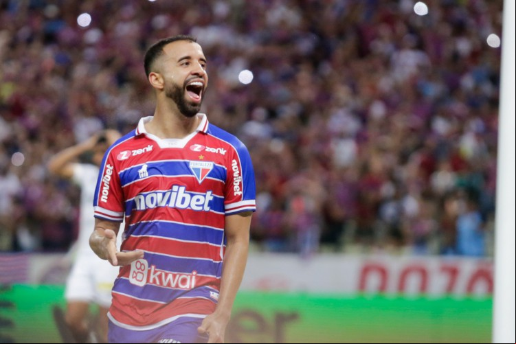 CE - BRASILEIRO A 2023, FORTALEZA X BRASILEIRO A 2023, FORTALEZA X SANTOS - Caio Alexandre jogador do Fortaleza comemora seu gol durante partida contra o Santos no estádio Arena Castelão pelo campeonato Brasileiro A 2023.