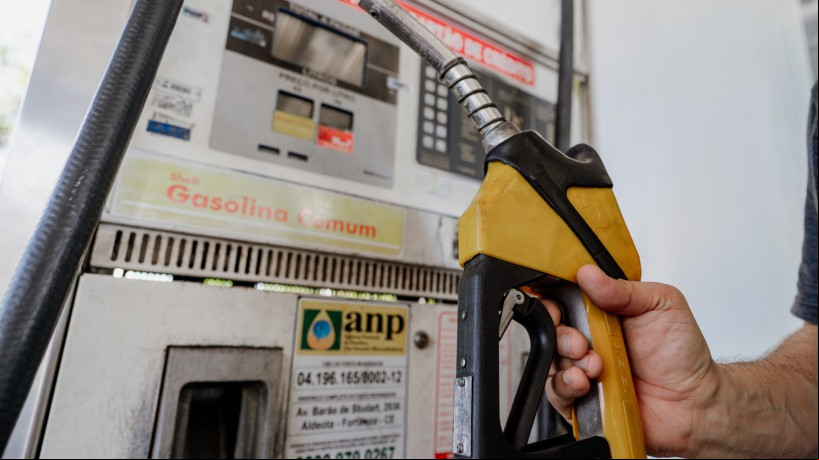 Postos de combustível de Fortaleza rearam o aumento feito pela Petrobras aos consumidores