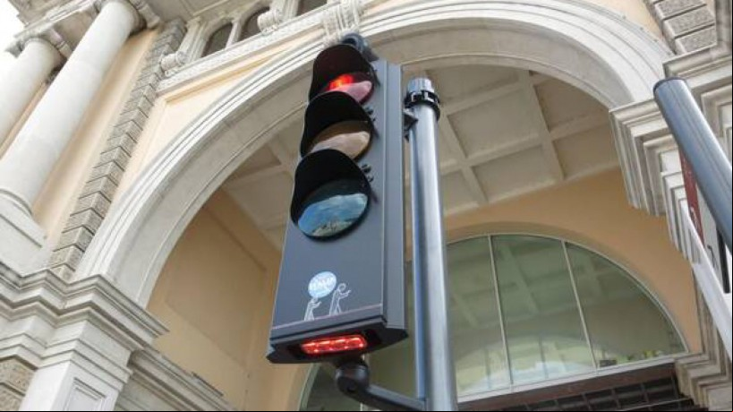 Novo sistema semafórico instalado na Itália projeta luz vermelha quando sinal está fechado a fim de alertar pessoas usando aparelhos celulares