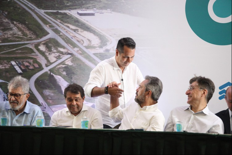Prefeito de Caucaia, Vitor Valim, cumprimenta o governador Elmano de Freitas Prefeito de Caucaia, Vitor Valim, cumprimenta o governador Elmano de Freitas
