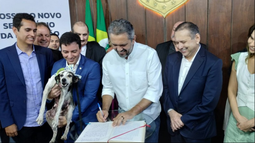 Elmano dá posse a Célio Studart na nova Secretaria da Proteção Animal, com presença de cachorro