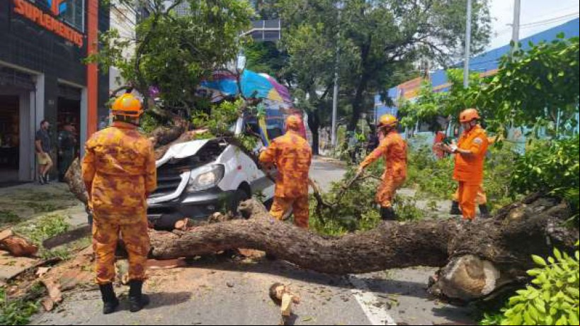 Bombeiros realizam vistorias e atendem ocorrências quando há risco de quedas