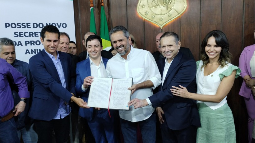 O deputado Domingos Neto (PSD), Célio Studart (PSD), secretário de Proteção Animal, governador Elmano de Freitas (PT) e o presidente estadual do PSD, Domingos Filho