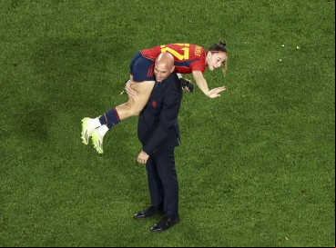 Presidente da Federação Espanhola, Luis Rubiales carrega a jogadora Athenea del Castillo no ombro após conquista do título da Copa do Mundo Feminina 