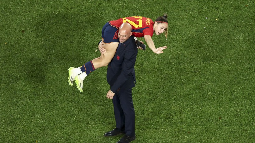 Presidente da Federação Espanhola, Luis Rubiales carrega a jogadora Athenea del Castillo no ombro após conquista do título da Copa do Mundo Feminina 